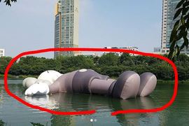 國外媒體都在報《KAWS漂浮作品》這感覺......也太奇妙了吧