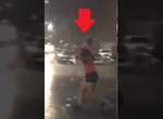 自私媽媽《把女兒當傘擋雨》民眾全程錄下直接傻眼貓咪 自私媽媽《把女兒當傘擋雨》民眾全程錄下直接傻眼貓咪