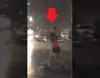 自私媽媽《把女兒當傘擋雨》民眾全程錄下直接傻眼貓咪