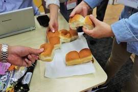 日本全家新推《俄羅斯輪盤麵包》1/9的機率讓你吃到超辣麵包