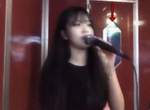 韓國女直播主一個人在《KTV》唱歌闖入陌生男 好險用這句話嚇跑他.....
