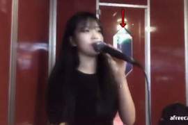 韓國女直播主一個人在《KTV》唱歌闖入陌生男 好險用這句話嚇跑他.....