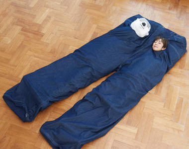 《雙人用牛仔褲睡袋》一人一隻褲管暖暖過冬還能拉進彼此距離❤
