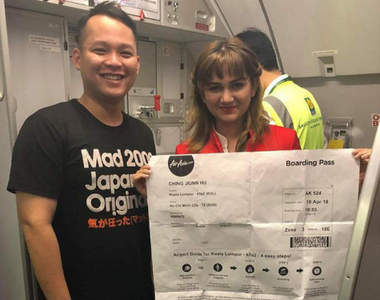 被朋友整《巨無霸登機證》連航警跟空姐都被逗樂了