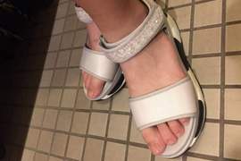 網拍《國中女兒穿過的鞋子》有這麼好賣估計可以靠這個維生惹XD