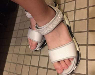 網拍《國中女兒穿過的鞋子》有這麼好賣估計可以靠這個維生惹XD