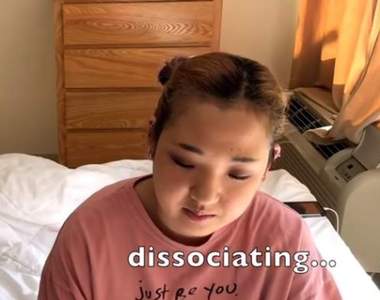 19歲少女錄下《多重人格轉換「瞬間」》下一秒表情大變變成另一個「她」