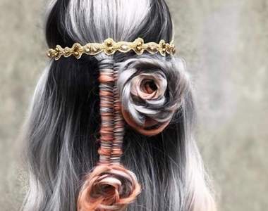 春季最浪漫的髮型《玫瑰花編髮》看似複雜卻是由OO編出來的唷