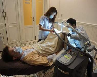 是真的《泰國瘋陰莖美白手術》所以褲子脫下來會看到有美肌效果的巨根嗎ww