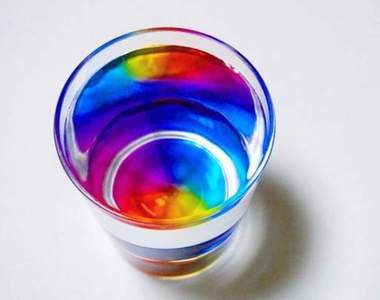 《宜得利彩虹杯》普通的白開水也能變成超美彩色飲品