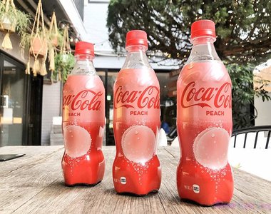 2018日本限定《可口可樂櫻花包裝》以及《蜜桃口味可樂》可惡想喝~