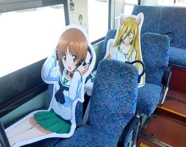 旅遊節目介紹《公車上的動畫角色立牌》並肩而坐是什麼感覺……