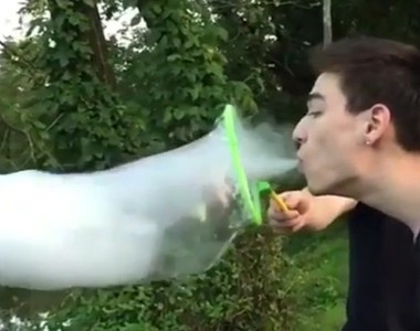 《把煙吹進泡泡裡》影片 看完默默覺得開心...(*˘︶˘*) 