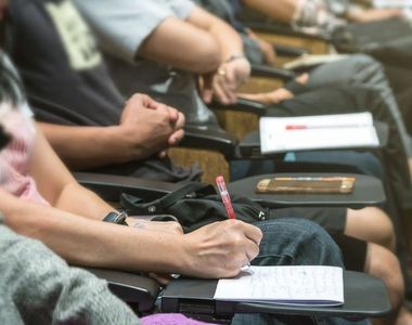 推特熱門話題《外國學生故意佔我的位置》結果發現一切都是誤會