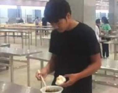 學校拿掉椅子稱《讓學生站著吃飯》可以節省用餐時間　學生表示：(ㆆᴗㆆ) 