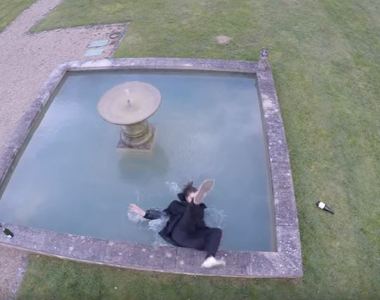 追著《空拍機》比YA 澳洲女孩掉到水池全紀錄