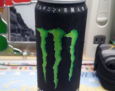模型原型師想像了《魔爪機能性飲料的怪物》從飲料中鑽出怪獸啦
