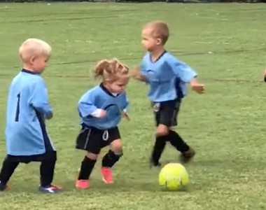 甜蜜影片《小男生最誠摯的道歉》後面同學你怎麼這麼開心