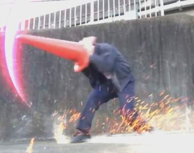 《日本功夫上班族》三角錐特效連段帥到嫑嫑的