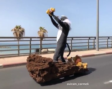 《電動滑板玩家在馬路上重現各種名場景》如果在路上看到一定拿起相機狂拍他XD