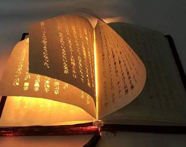 【有片】推特瘋傳《會發光的書》隨著書頁翻動，像魔法書一樣越接近結局字體就會越耀眼