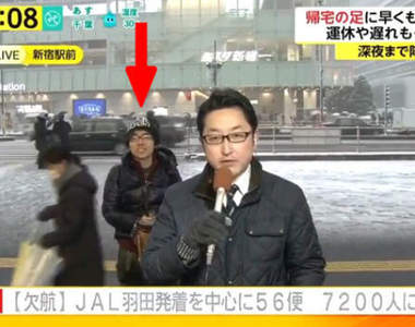 陰魂不散《亂入新聞的奇怪男子》不管鏡頭怎麼閃他都有辦法入鏡...