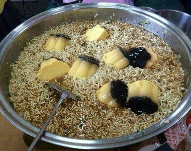 韓國新聞介紹《超奇葩吃麵秘訣》台灣自製的暗黑料理紅了