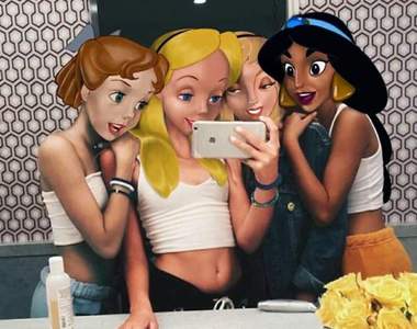 《迪士尼公主亂入社群生活》來到現代後跟我們一樣愛在廁所拍照ww