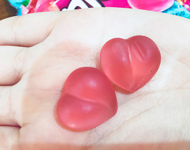 在韓國已經賣出500萬件的《水蜜桃軟糖》外型太像屁屁因而得名