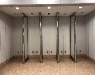 老人一看就懂《用途不明的神秘隔間》難不成是設置路邊的公共淋浴間?