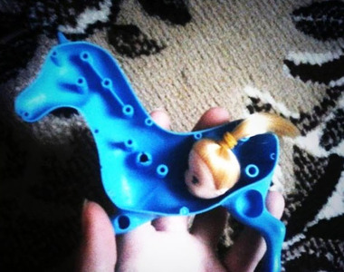 《讓人意想不到的玩具設計》原來馬的尾巴是真.馬尾.....