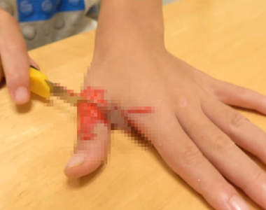 假裝切斷手指的《整人美工刀》竟然混入真的美工刀！？大創自主下架暫停販賣