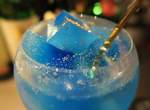 絕美《銀河系無酒精雞尾酒》紫外線燈一照杯中宛如神秘宇宙 絕美《銀河系無酒精雞尾酒》紫外線燈一照杯中宛如神秘宇宙