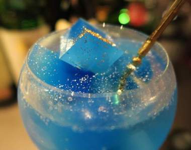絕美《銀河系無酒精雞尾酒》紫外線燈一照杯中宛如神秘宇宙