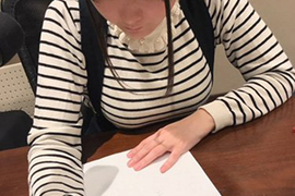 聲優竹達彩奈《握筆姿勢被批沒家教》不過網友更在意的是巨乳…… 聲優竹達彩奈《握筆姿勢被批沒家教》不過網友更在意的是巨乳……