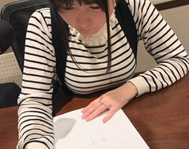 聲優竹達彩奈《握筆姿勢被批沒家教》不過網友更在意的是巨乳……