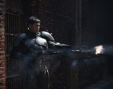 改編日本同名漫畫電影《人狼》超狂裝甲服裝被讚「動畫轉真人最成功」