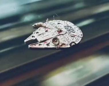 《最有速度感的宅小物》搭車黏在玻璃上就跟飛的一樣