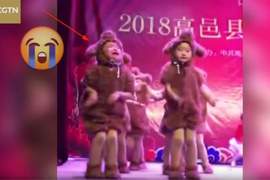 原來這首是含淚跳恰恰《五歲小孩的超敬業演出》哭再慘舞步卻都沒忘