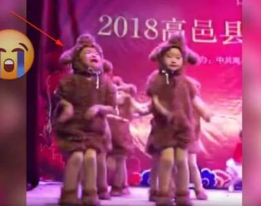 原來這首是含淚跳恰恰《五歲小孩的超敬業演出》哭再慘舞步卻都沒忘