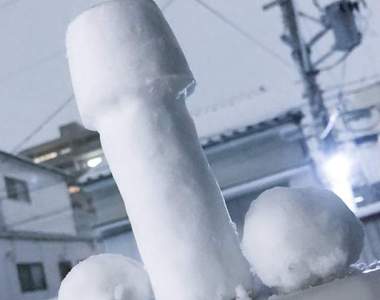 《新阿姆斯特朗旋風噴射阿姆斯特朗砲》日本各地紛紛豎起了壯觀的條狀物XD