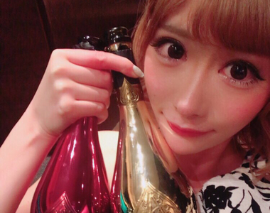 紅牌酒店小姐度過《超豪華慶生會》死士們究竟貢獻多少錢……