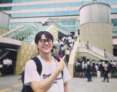 《福山雅治》卸下藝人光環的結果 根本是隨處可見的大學生啊...