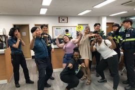 外國觀光客大讚《釜山警察帥氣又聰明》只要穿上那套制服靈氣就＋５了嗎...