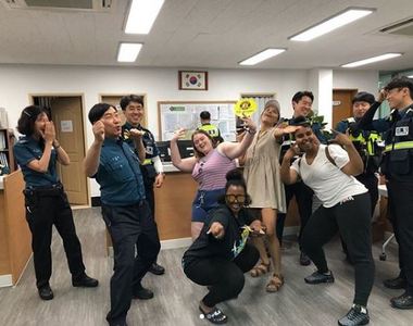 外國觀光客大讚《釜山警察帥氣又聰明》只要穿上那套制服靈氣就＋５了嗎...