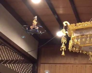日本超狂法會出現《佛系無人機》搭配光影特效超酷炫,體驗舉頭三尺有神明……飛過的感覺w