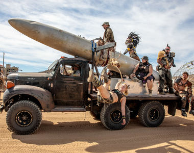 《瘋狂麥斯》末日世界與瘋狂改車 在美國沙漠中真實出現