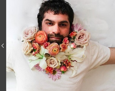 《花鬍子》男子氣概跟鮮豔花朵的對比有點萌