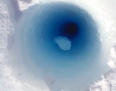 《把冰塊丟進90公尺冰洞》產生的聲音讓科學家樂呵呵笑了