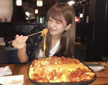 《美食照修圖的結果》美味了桌上的料理卻意外犧牲了一旁的女兒ww